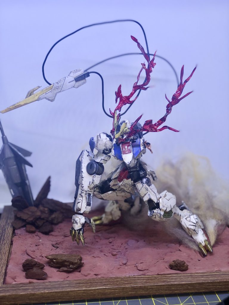 砂埃と眼光エフェクトがなかなか上手くできたなぁと満足度80%ジオラマベース(地面)は当初塗装しようと思ってたけど、このままでもいいじゃんて自分に言い聞かせました(メンドクサイとは言ってない余ってる左腕もダメージ入れて足元に転がそうと思ったけどあまりゴチャゴチャしてもなぁって。メイスだけぶっ刺しときました。