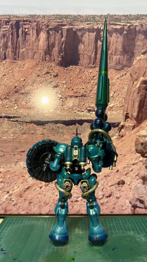 明るい青の下地はプラの上に直接プレミアムミラークロームでそこに青や緑やトップコートなどなど、結構塗り重ねているのですが…ちょっと擦れるとミラークロームごと剥がれてしまってプラの白が見えてしまってる箇所がちょいちょいありますミラークロームは扱いが難しいですね