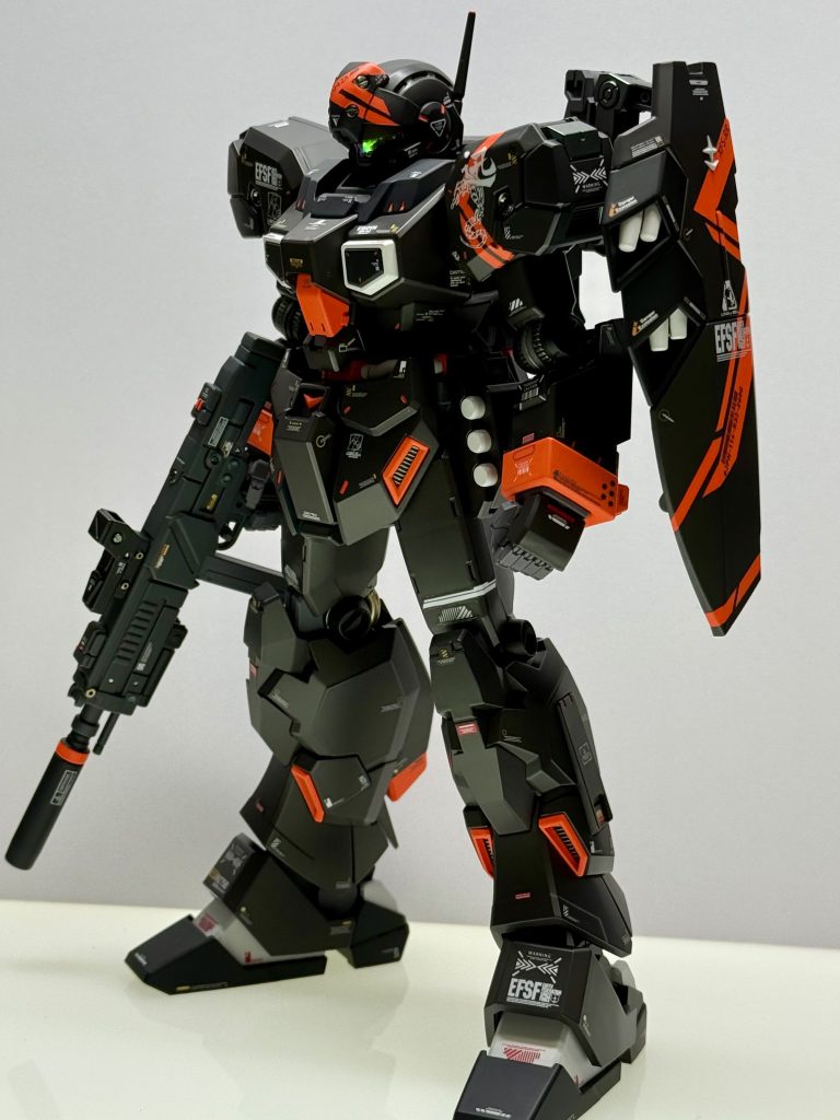 カラーレシピは以下本体ダークグレー:クレオス グラファイトブラック本体黒 :フィニッシャーズ カーボンブラックマット本体白 :ガイア ニュートラルホワイトバーニア :クレオス スーパーアイアン2本体オレンジ :ガイア ピグメント蛍光オレンジフレーム :メカサフヘビーフレームワンポイント :ぷらもぷらす ペールグリーンメタリック