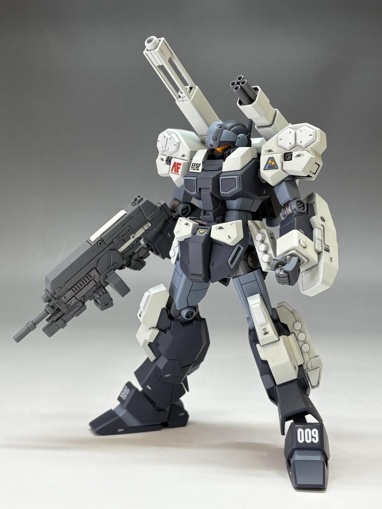 ジェスタキャノンというより、フルアーマージェスタって感じですが、追加装甲は設定よりも白よりのイメージでFAZZっぽくなってます。なんか、個人的にそんなイメージだったので。結果黒のデカールと黒のスミで主張が強い感じになってるんで、俺好みかなと。ラーカイラム所属のU009、ワッツ機だよっていうマーキング。