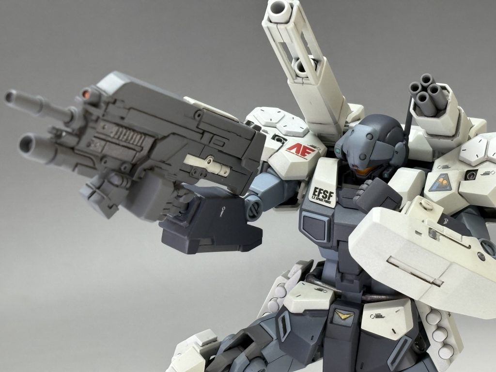 ちょっとアクション。ビシっと立てる最低限の可動があれば良いので、あまりポーズとらせる可動はしません。