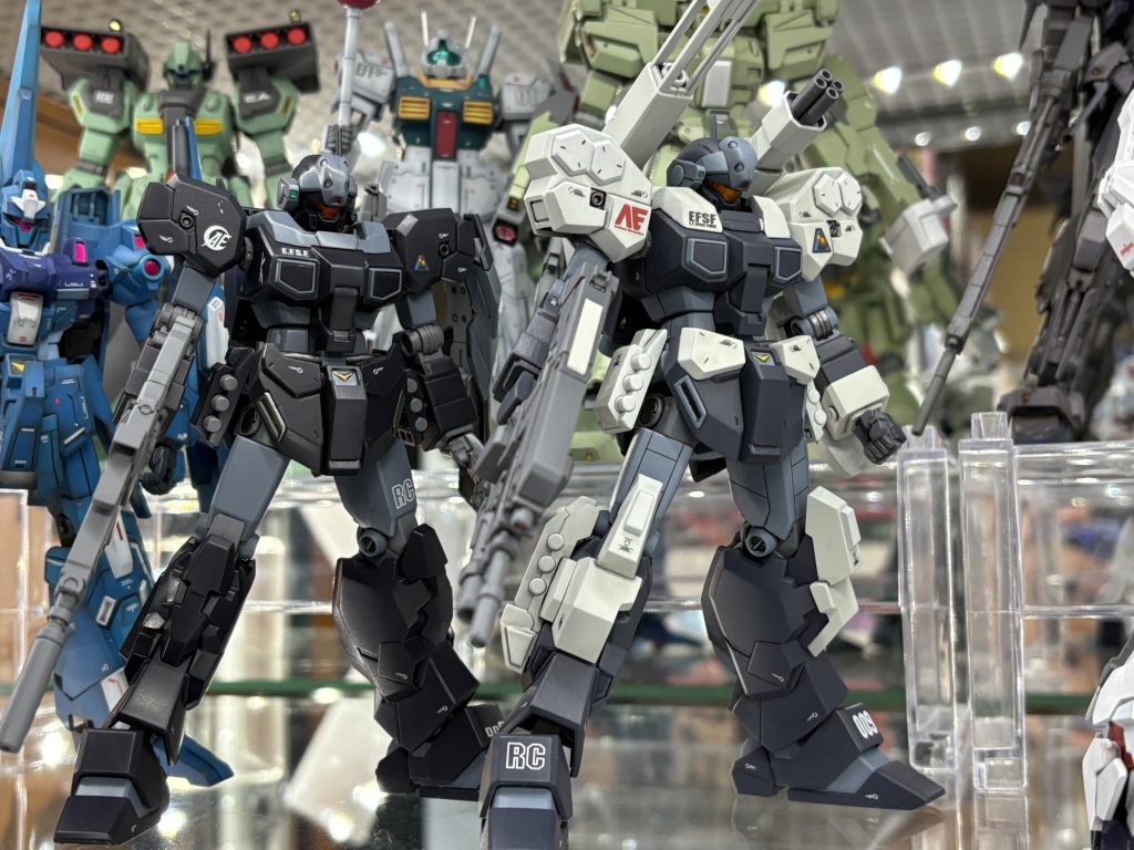 ダリル機と並べて。ツヤがそろってないので、隊長機が出来たタイミングで調整しようかなと。