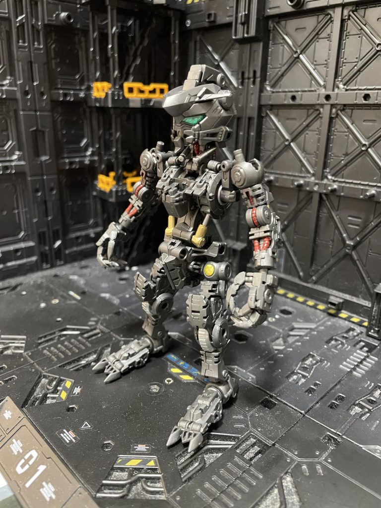 フレームの所々に筆塗りとガンマカでの部分塗装。