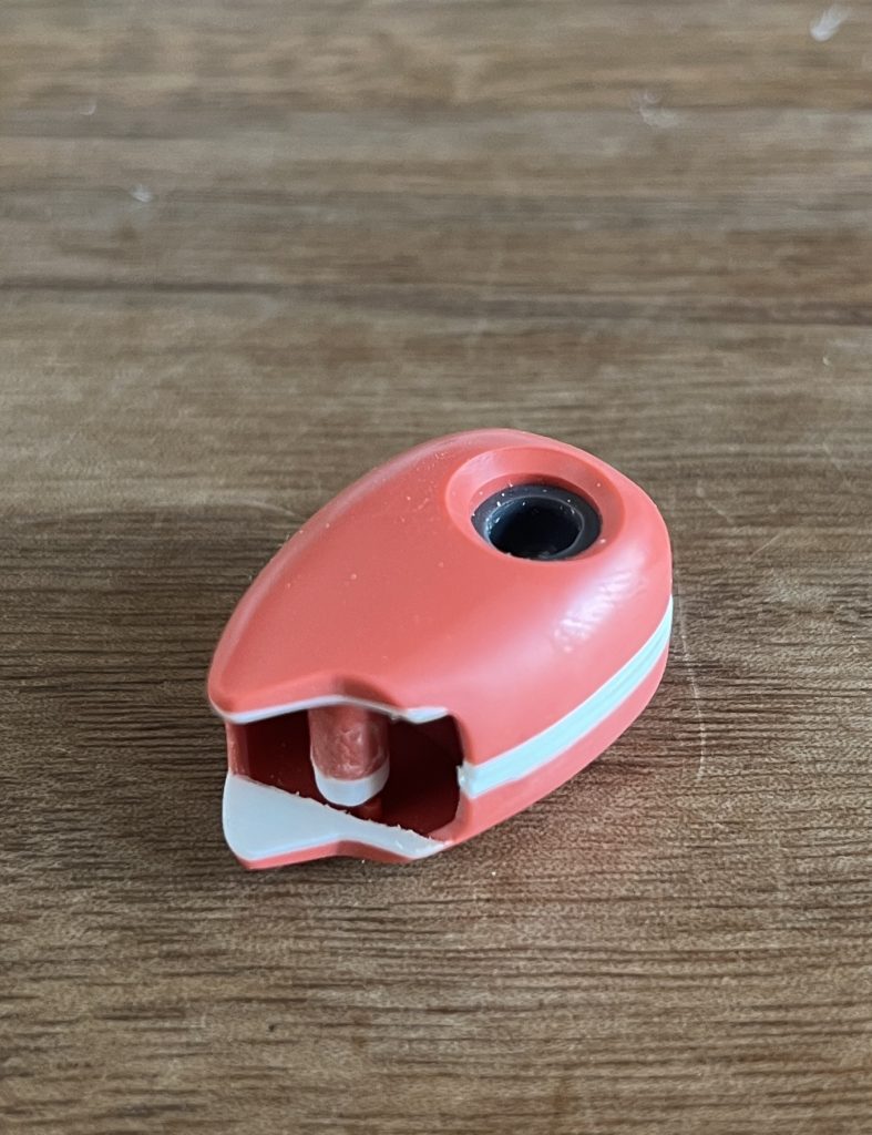 末端が大きい割に華奢な太もも。幅増ししました。間接部も両側に薄いプラ板を貼って隙間が出ないようにしています。