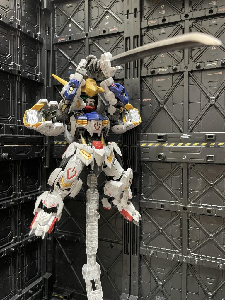 太刀の片刃部分も筆塗りしました。