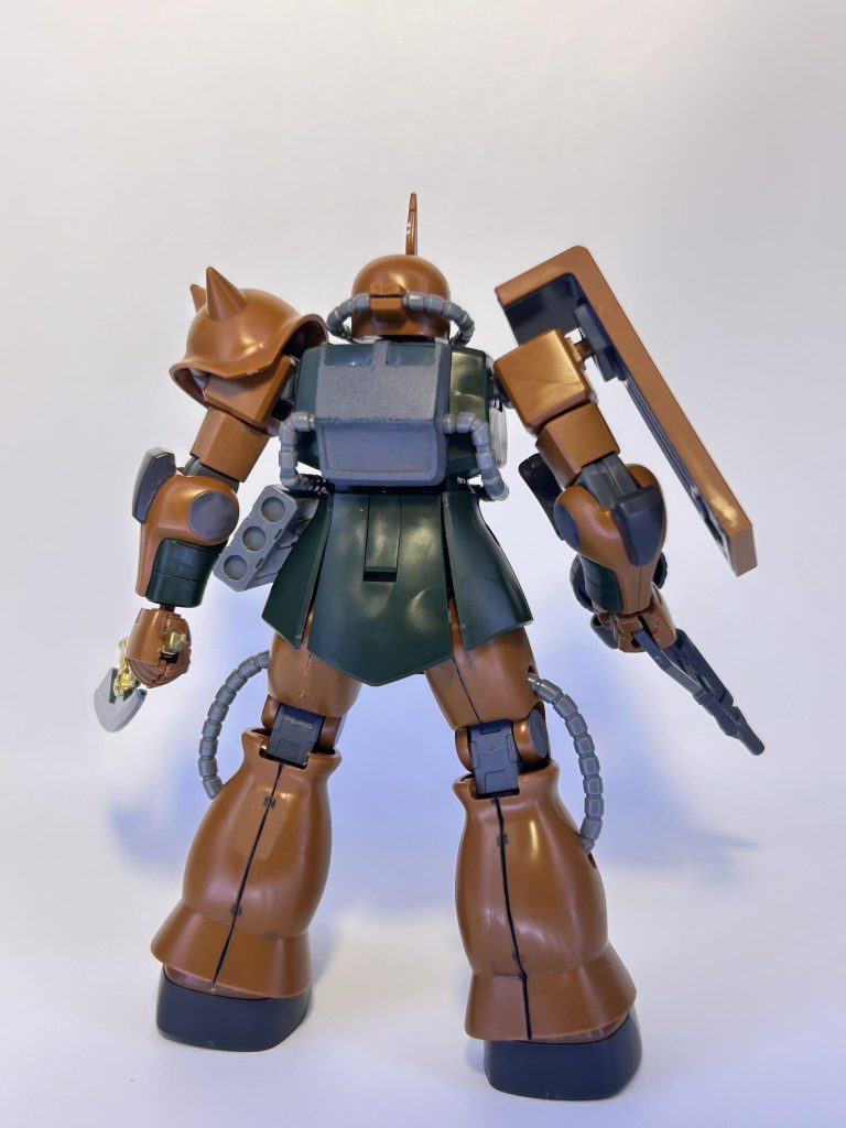 全体像ですバズーカ・腰部のミサイルポットはオリジンザクのものを使ってます。このくらい太いバズーカが好きですね写真を見たらわかるのですがふくらはぎの段落ちモールドのところの黒い点々はゲート処理をサボったらこうなりました。次回から気をつけます