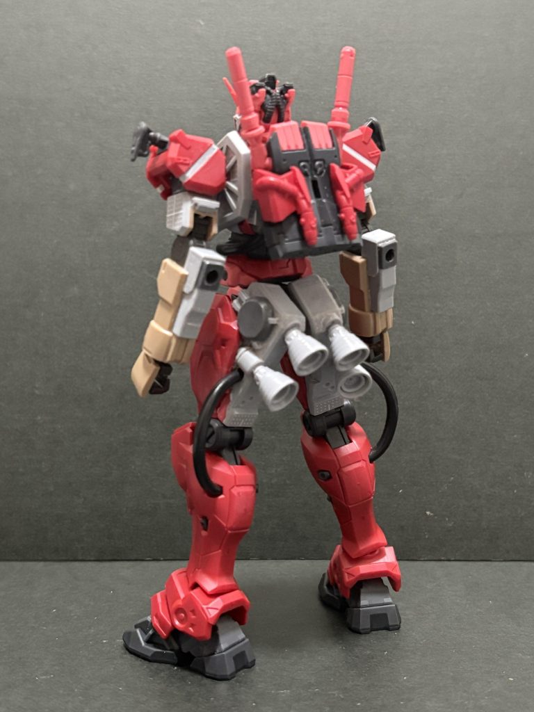 塗装前。HGの赤いガンダムと軽キャノンの他、二の腕より下はグシオンリベイクフルシティのものを移植しています。動力パイプは導線を、太腿のバーニアはビルダーズパーツHDを使用しています。以下は各部のポイントです。胸部はGQ版ゲルググを参考にしつつ、ザクのコックピットハッチ的なデザインを追加。足は太腿のバーニアを造形してザク要素を演出。姿勢制御バーニアにエネルギーを回す設定で、GQ版ザクにない脚部動力パイプを追加。前腕はザクのパーツをそのまま使わず、それっぽいものを使用して偽物感を演出。頭部はαサイコミュを搭載していない、白いガンダム風に改造。