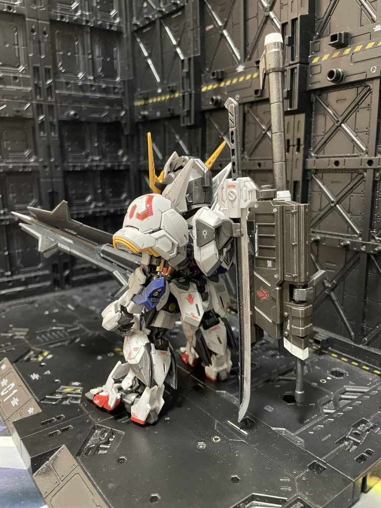 かと言って何もしないのもな〜と思い、ウェザリングマスターで少しだけ汚し、半光沢のトップコートをしました。