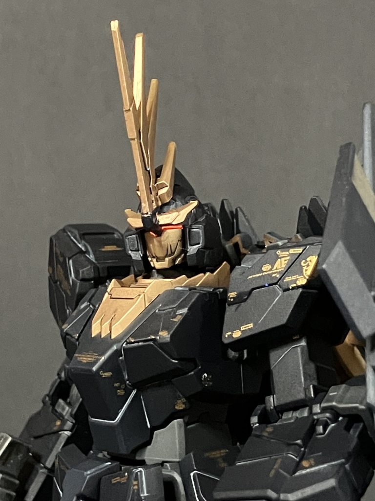 バストアップ。頭部カメラは蛍光レッドで塗装。