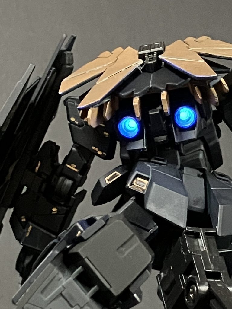 後方バーニア　蛍光クリアーで塗装。