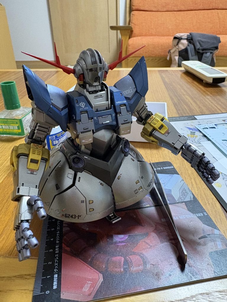 ひとまず素組?完成してデカールワーク!画像ではジオングに隠れてますがプラモ向上委員会のデカーリングトレイめっちゃ便利!関係なくたくさん貼りたくなります🎵