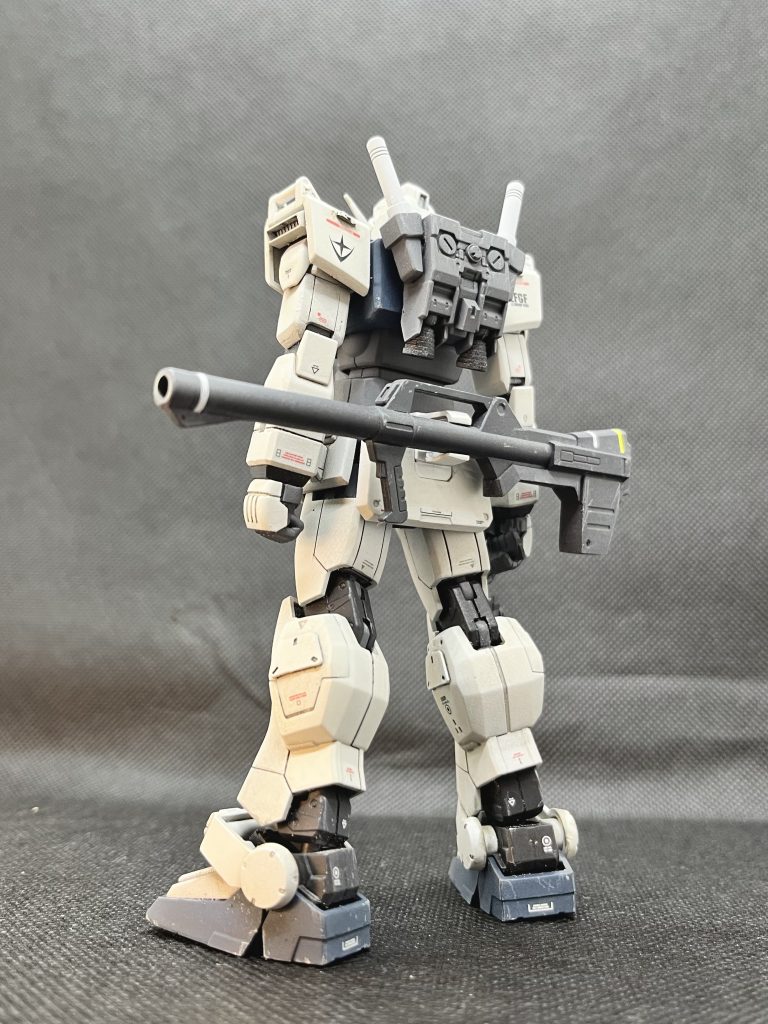 バックパックもRX-78のものに変更。機動力をアップ。腰にはバズーカを装着。腰アーマーの後ろの部分は陸戦型ジムのものをミキシングしているので、バズーカキャリアもそのまま使えます。
