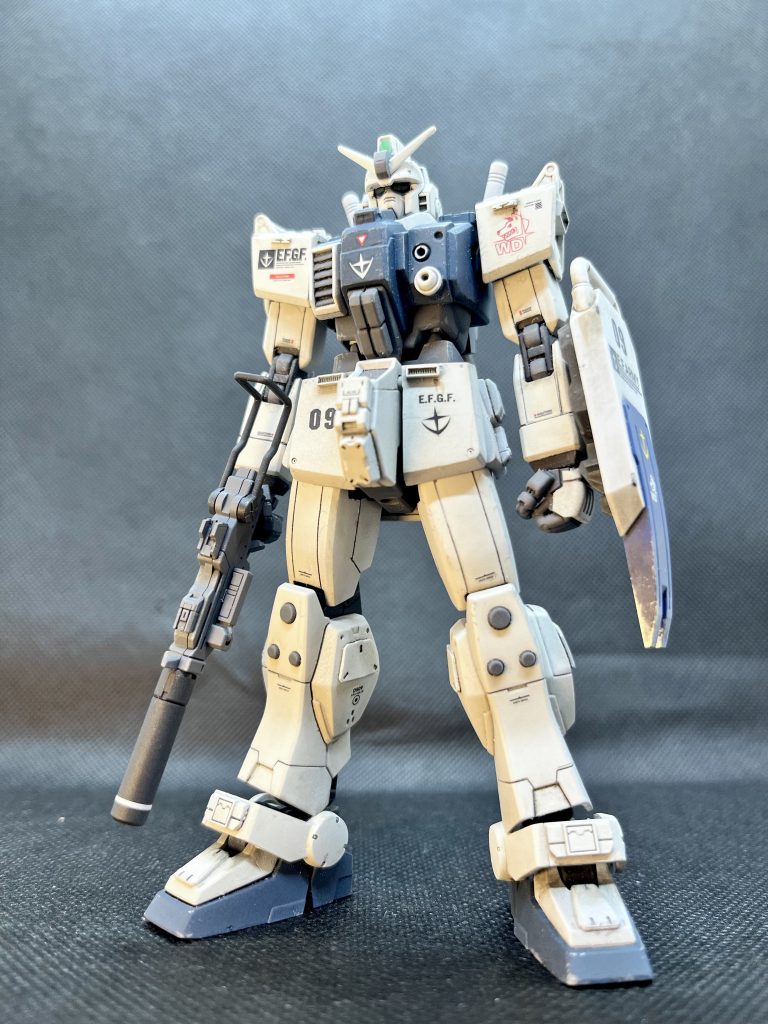 バックパックをRX-78のものに変えると、78っぽいルックスになりますが、陸戦型のほうが好みですねぇ。