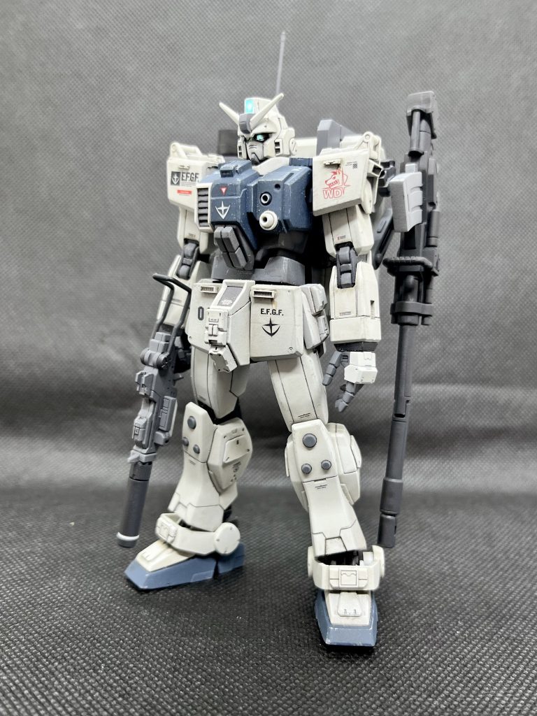 武器をチェンジします。右手にはサプレッサー付きに改造した100mmマシンガンを持たせました。背中にはコンテナを背負い、モリモリで武器を付けてます。コンテナに格納されている180mmキャノンは戦闘区域まで運んだ後に一度組み立てたら、そのまま持ち歩いたほうが戦闘時に便利だと思うので、コンテナにキャリアを付けて装着しました。