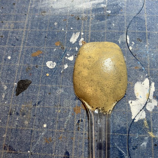 お互いのスピードを維持し、落とさずに渡すこと託されたオレは繋げるぜ(｀・ω・´)←誰？　笑  そんな感じで自分の塗装手順を上げます 使用する塗料はvicカラーデザートタン　フレッシュシャドウ　オリーブドラブ筆は、ぼかし刷毛を使います一層目、デザートタンを全体的にトントンと軽く叩く感じで色を乗せていきます二層目　フレッシュシャドウをまだらに不規則に乗せます三層目　デザートタンを再び全体的に乗せますこの時、刷毛に付ける量は少なめにしてフレッシュシャドウが薄く隠れるぐらいが理想です四層目　オリーブドラブを二層目と同じく不規則に乗せます五層目　またデザートタンを三層目と同じ塗料の感じで乗せていきます 最後の写真が五層目が終わった状態いつも塗装の時は、ここから他のパーツの兼ね合い、色味の濃淡を見て同じ工程を繰り返したりしています 注意点　vicカラーの時は希釈はしてませんシタデルやファレホ、アクリジョンは薄めて使用した方が、このレイヤー感は出しやすいかと思います 以上ですが分からない、ココはどうなっているの？等の質問はお気軽にコメントへどうぞ〜m(_ _)mこんなんで良いですかね、ニャアさん？（4枚目）