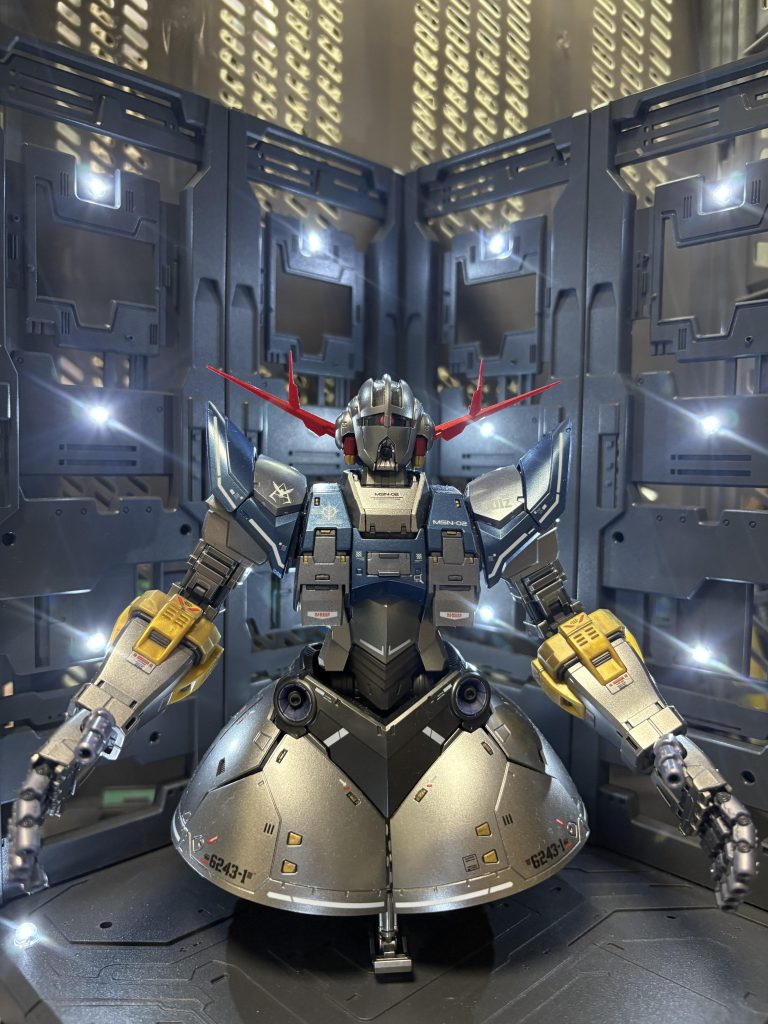 という事で、昨年のガンダムとシャア専用ザクのガンダムベース限定に2体セットに続き、1体になりましたが値段は爆上がりのジオングスペシャルコーティングです。