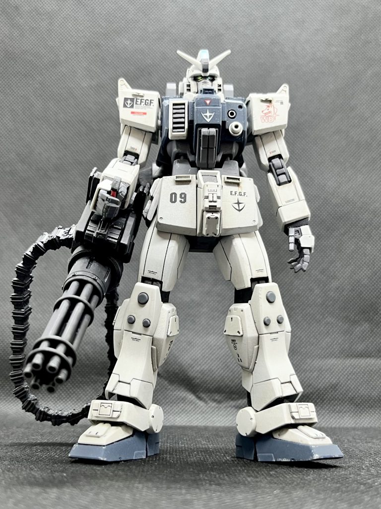 マッチョな陸ガンにしたかったので、上腕と太ももを太くしました。HG陸戦型ガンダムのお腹とひざ下が自分的には細すぎるので、陸戦型ジムのものをミキシングしてます。あと、全体的なバランスを考え、腹(グレーの部分)、上腕を延長しました。