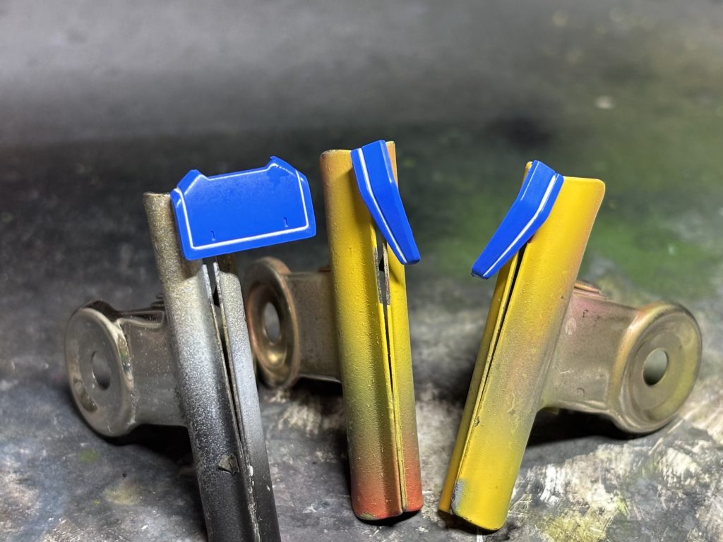 白のラインはアクリル塗料を塗って拭き取りました