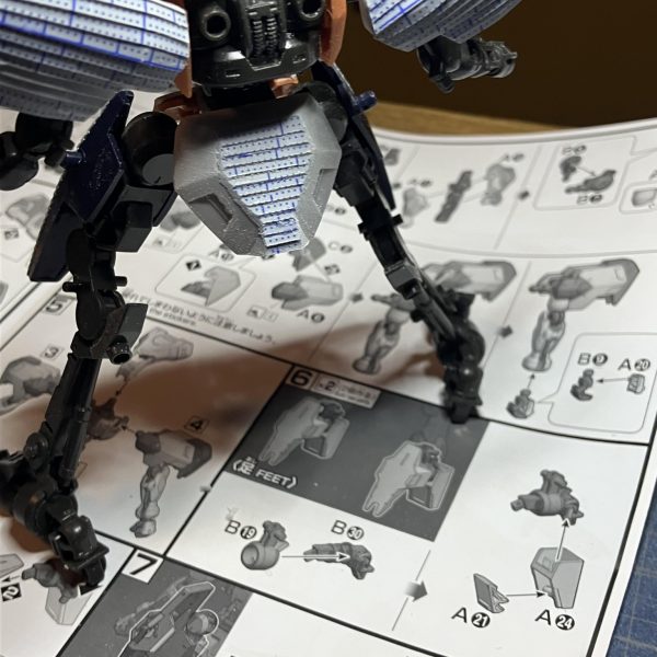 ユーゴー進捗٩( ᐛ )و頭部とフロント、リアアーマーのプラ板を貼りをしました フロントとリアは貼るつもりなかったのですが付けて全体を見るとバランスが悪いので貼り貼り　笑コレで工作はだいたい終わったので次からは塗装に入っていきたいと思ってます🖌️ やっぱり9月中には終わらなかった(･_･;（4枚目）