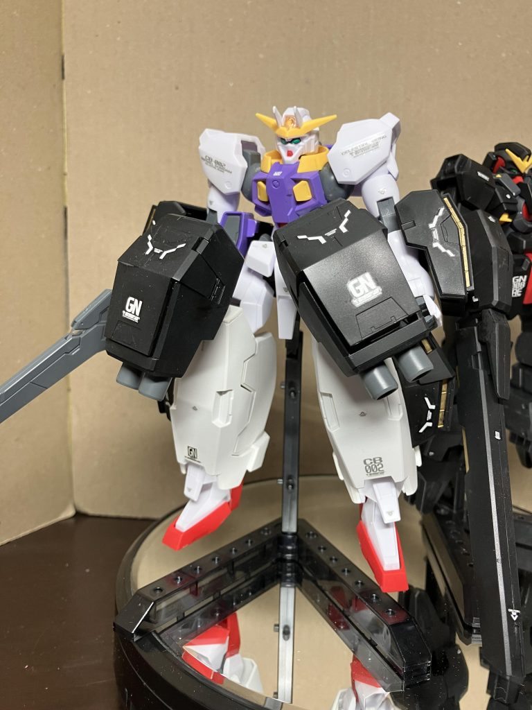 セラヴィーのコンテナや、ヴァーチェの足やキャノンをつけてみました。