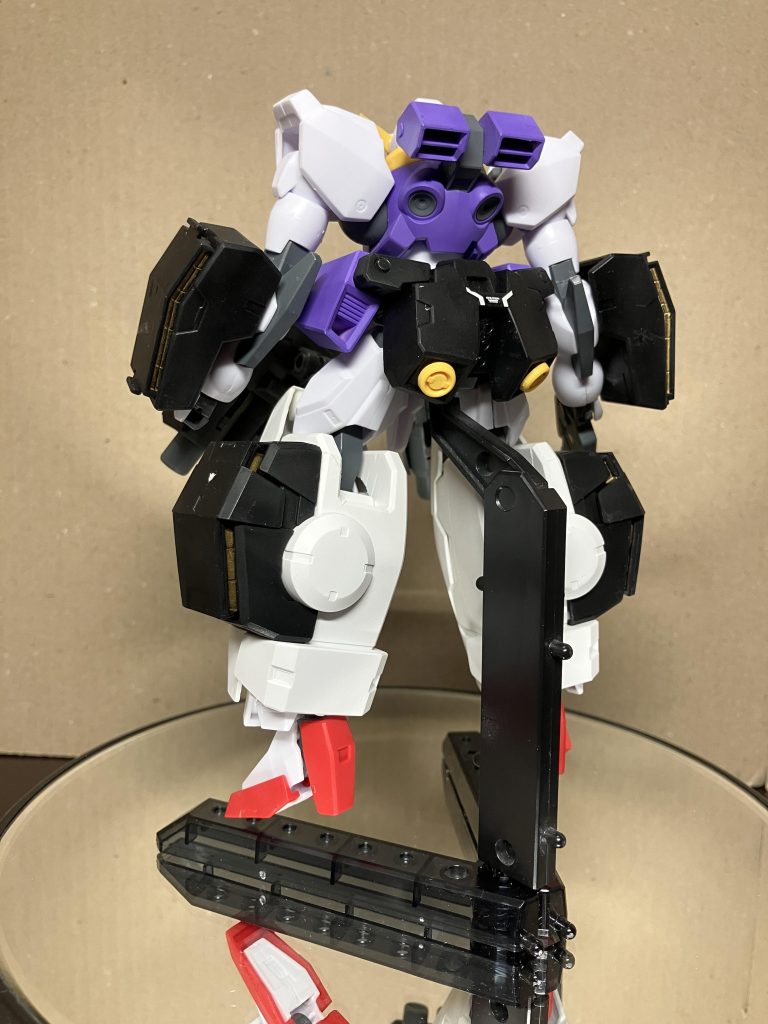 後ろ側。ヴァーチェの足は、干渉する箇所を削って、ラファエルの足(膝のパーツは外してます)に被せるように装備しています。