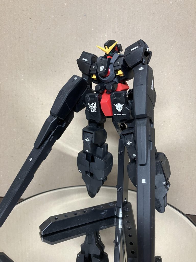 上の人(セラヴィー2)はヴァーチェのパーツ等を使って、人型に変形できるようにしました。