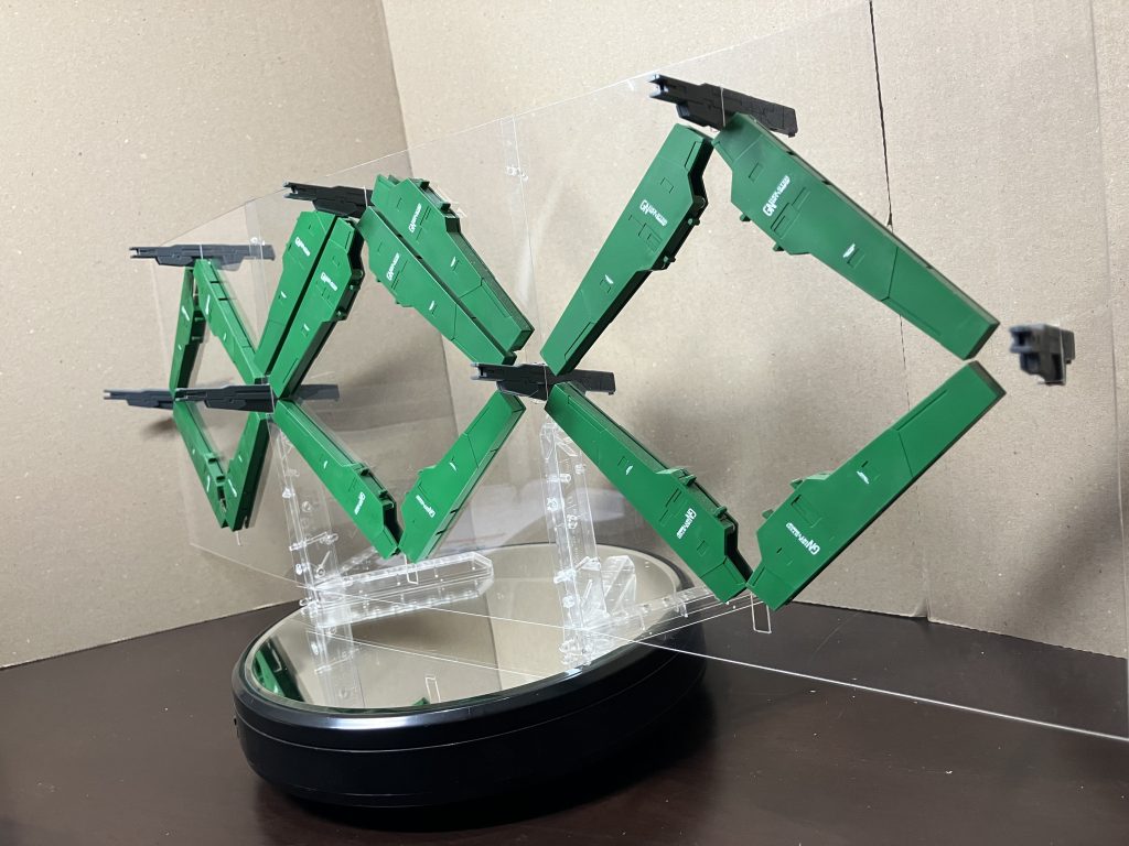 ビットのピンにあうよう、透明プラ板に穴をあけ、挟み込んでいるだけです。ライフルビットが収まるよう、適度に穴を開けています。キットに付属するスタンドのピンに取り付けれるよう、適度な穴をあけて飾っています。