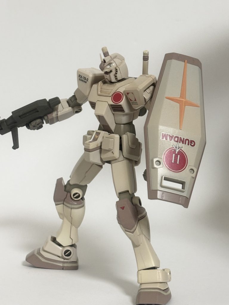 メイン: ガイアのフレッシュノーツオレンジにニュートラルグレーI で調色。しかしほぼセールカラー。赤: クレオス ココアミルク黄: クレオス ボディカラーC濃いグレー: クレオス オリーブドラブ明るいグレー: ホワイトにオリーブドラブラインはマスキングして水性セールカラー