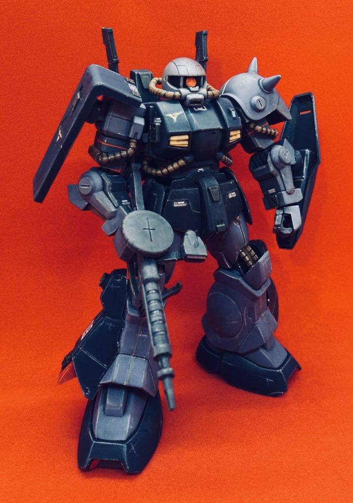 今回も成型色仕上げ。筋彫り追加、コトブキヤのディテールアップパーツ、セイラマスオさん監修のホビージャパンのディテールアップパーツを貼り付けています。モノアイはWAVEのH-EYESに。