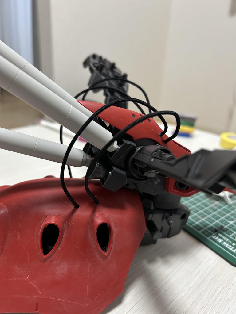 最初はバックパックに接続するか迷ったのですがスカートからバックパックに接続する意味を考えた時、背中に既にタンクがあるのでいらないなと思い、上半身と下半身の接続にしました。