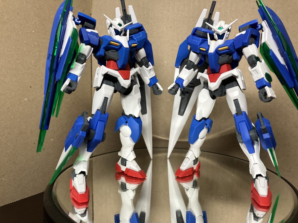 ダブルオートクアンタを混ぜた形です。ダブルオーのバックパックを使っているので、左右どちらにも装備可能です。セムL、セムRとイメージしているので、それぞれ装備の位置が対になっています。