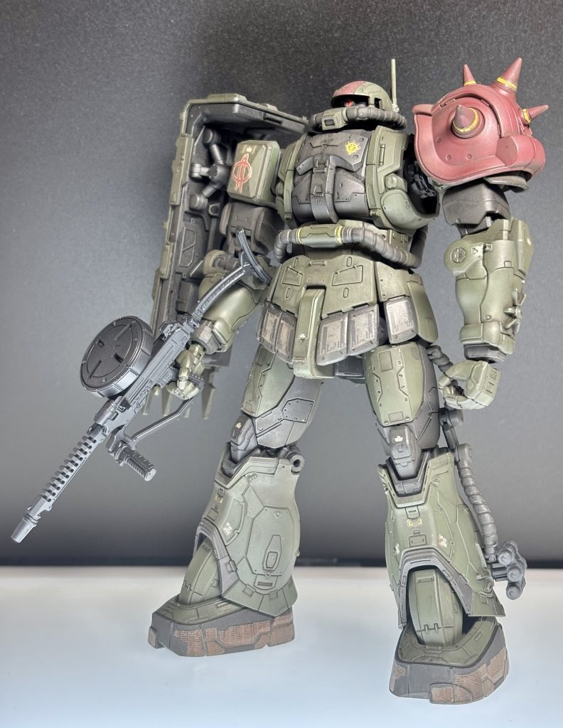 おでこと肩の赤がいいアクセントになってますね。