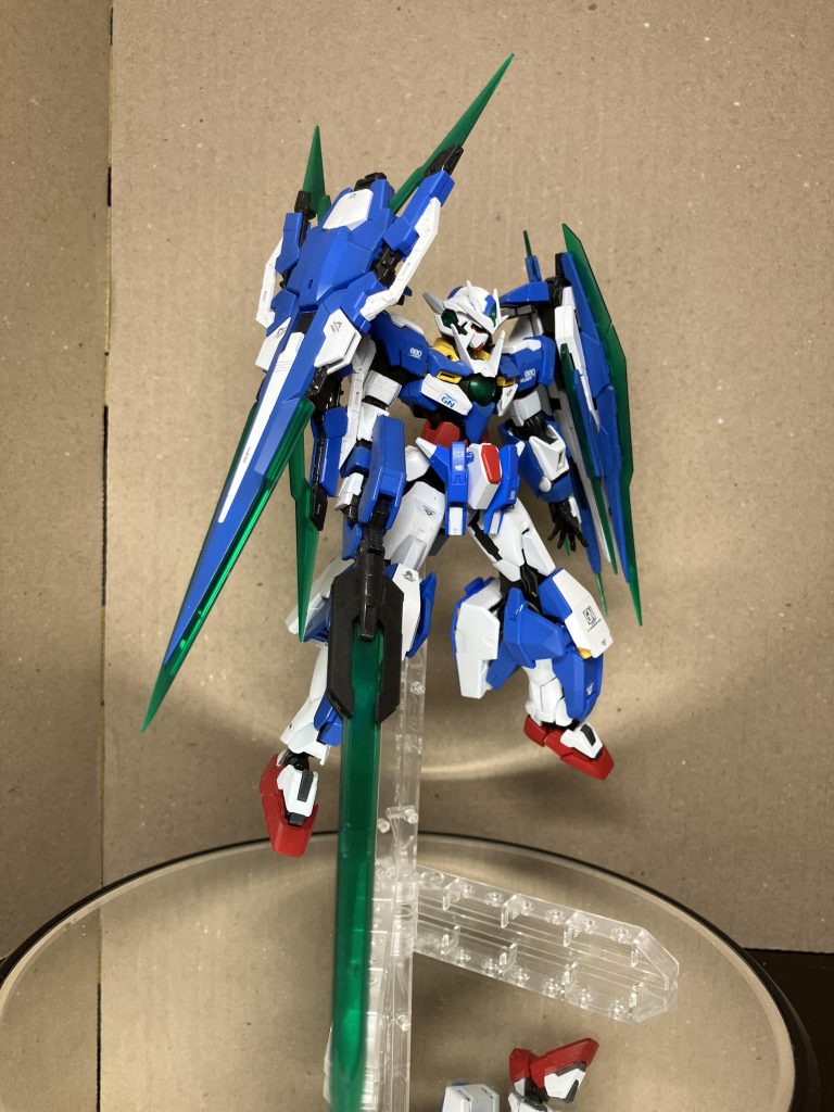 クアンタはクリアカラーのフルセイバーを使い塗装、デカールを貼りました。 