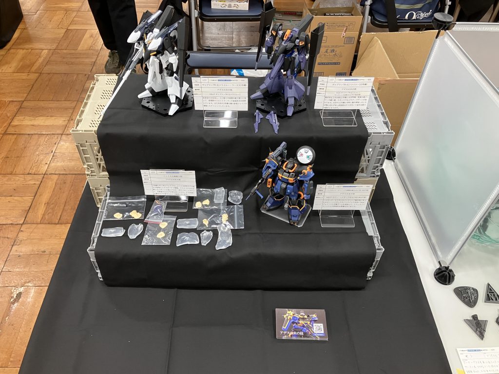 作品名：ネクスポ行ってきました<p>本日は浅草で行われた展示会、ネクスポ2025に出展してきました。仕掛かり品のフライルー+投稿済みのハイザック・カスタムを出展してきました。残念ながら間に合わなかったですが、フェイスの型取り複製の過程もお見せしてました。</p>
