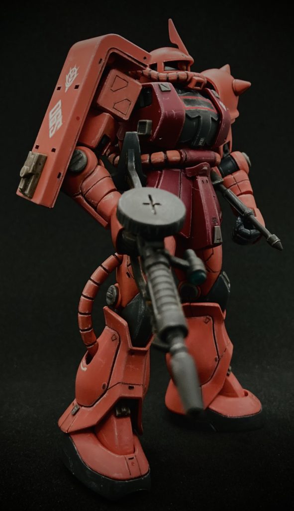 成型色仕上げ。前回は仕上げにウェザリングライナー（白色）でエッジ部分をなぞっただけですが、今回は艶消しスプレー後タミヤウェザリングマスター（白色）をエッジ部分を擦ってその後ウェザリングライナーでなぞり、さらに艶消しスプレー後もう一度ライナーでなぞってます。また綿棒や指先で擦り付けて表面に馴染ませました。