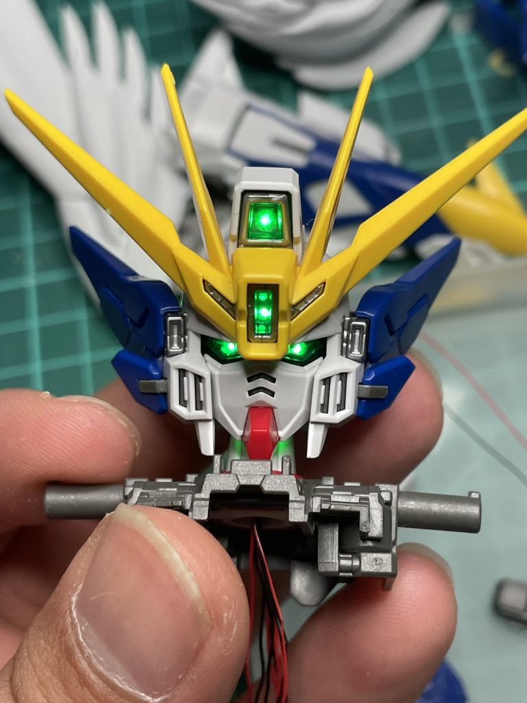 最初はこんな感じで。。目のところは最初は穴だけでしたが、今は目全般が光るように修正してます。