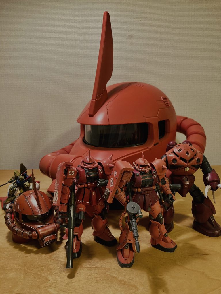おまけ我が家のシャア搭乗機です。ガンプラ作り復活して約一年経ちますが、一度もゲルググ、ジオングやサザビーに「めぐりあい宇宙」出来ていません😭コンプリート目指し「ララァの導き」に従い、模型屋を彷徨います💪笑