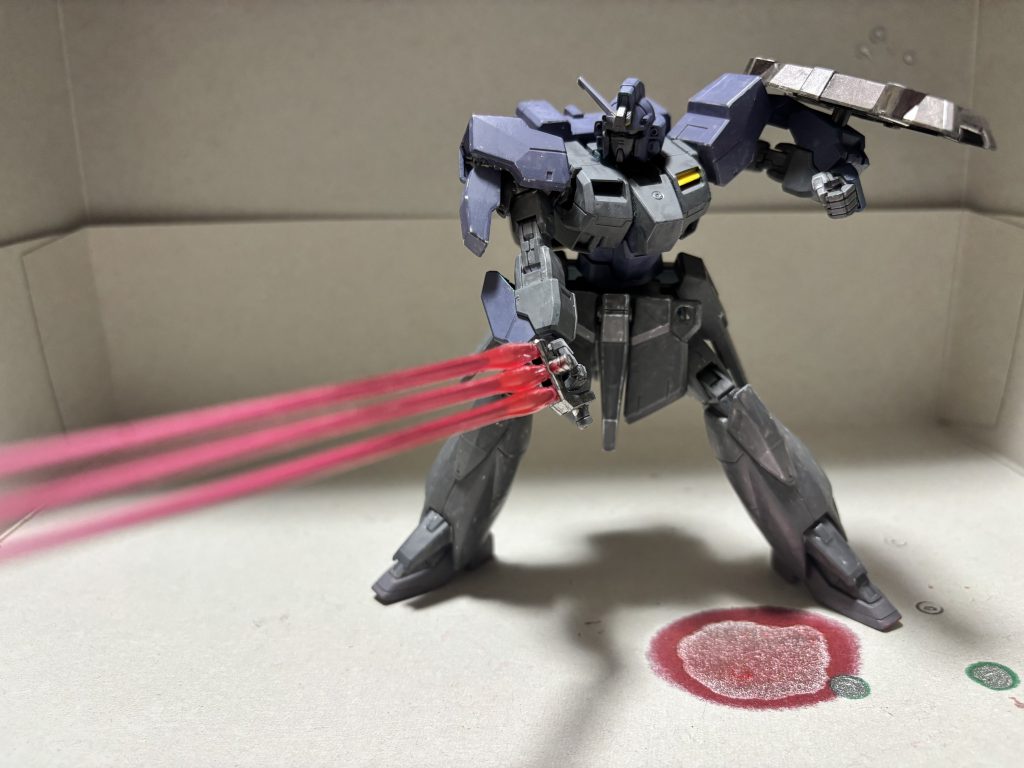 高出力ビームサーベル、不使用時はシールド内にマウント