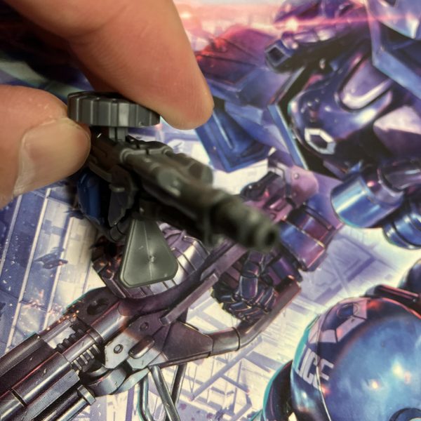 (zaku-kao2)軍警ザクですね、ザクマシンガンの前側、三角形の部分はデカール貼りかな？🥳とか考えてましたが、コレ、パッケージ見ると棒状の三角デザインが省略された結果の三角形ですね😑というわけで、ピンバイスやらダイヤヤスリで貫通させてみました😉しかしながら、真鍮線でここだけスクラッチの方が早くて簡単かもしれませんね😵‍💫　ちょっと白化してますし（ニッパーで強引に短縮しようとしたツケ😮‍💨）「普通」に戻す作業は完成後はあまり気付きませんが、本人だけはココ見てニヤニヤ出来るという🤤🤤で、どうやらリックドム(GQ)のジャイアントバズもこのタイプらしいのでおかわり確定😎（2枚目）