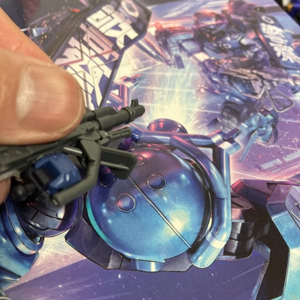 (zaku-kao2)軍警ザクですね、ザクマシンガンの前側、三角形の部分はデカール貼りかな？🥳とか考えてましたが、コレ、パッケージ見ると棒状の三角デザインが省略された結果の三角形ですね😑というわけで、ピンバイスやらダイヤヤスリで貫通させてみました😉しかしながら、真鍮線でここだけスクラッチの方が早くて簡単かもしれませんね😵‍💫　ちょっと白化してますし（ニッパーで強引に短縮しようとしたツケ😮‍💨）「普通」に戻す作業は完成後はあまり気付きませんが、本人だけはココ見てニヤニヤ出来るという🤤🤤で、どうやらリックドム(GQ)のジャイアントバズもこのタイプらしいのでおかわり確定😎（3枚目）
