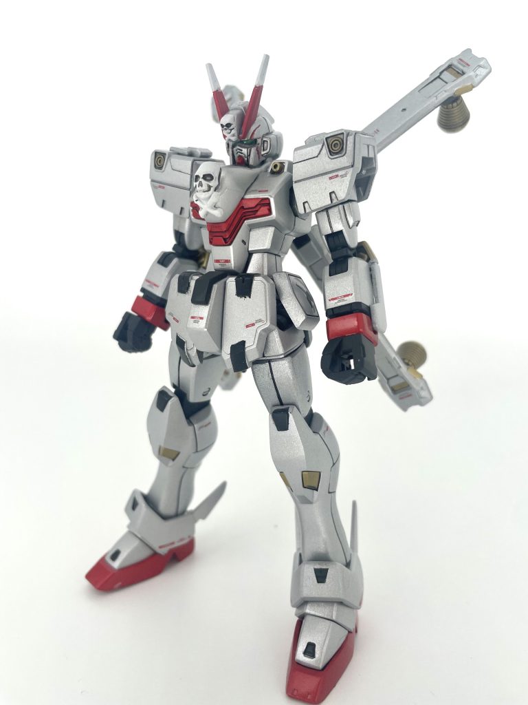 XM-XO クロスボーン•ガンダムXOクロスボーン・ガンダムX0はU.C.0133年の木星戦役時に積載していた補給船の事故により、20年間行方不明となっていたクロスボーン・ガンダム本来の3番機である。ベラ・ロナ専用機を思わせる、XM-07ビギナ・ギナと同じ銀に塗装がされており、ドクロの意匠は回収後に追加された。