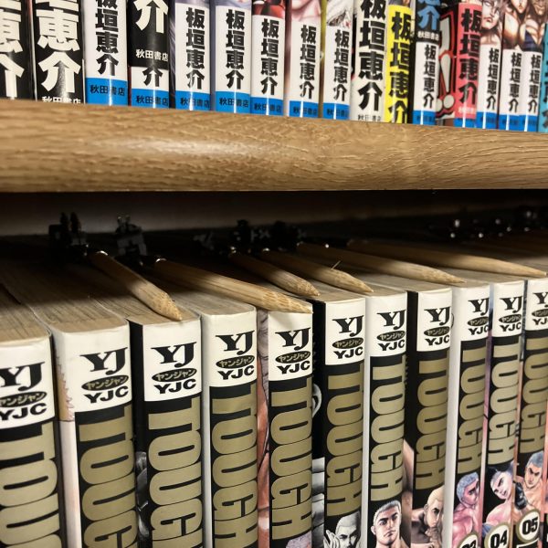 両肩のインテークみたいな造形はじめ、公式では青の本体色のままなんですが、好みでイエローで部分塗装を数ヶ所に🥰全体的なデザインにサザビー風味を感じるのでサザビーのカラーリングを意識しつつ、ちょい足しちょい塗り🥳、、したつもりが🇫🇷トリコロールカラーはガンダム感がむしろ増すという現象が起きているような🤣あとはガーレリマーカーでシリンダー状のパーツはメタリックに、最近のマイブームですね🥴　あと、ヘッドパーツは細い🌊波打つラインにルミナスグリーンで🥴サイコ兵器感を出したくて😎（5枚目）