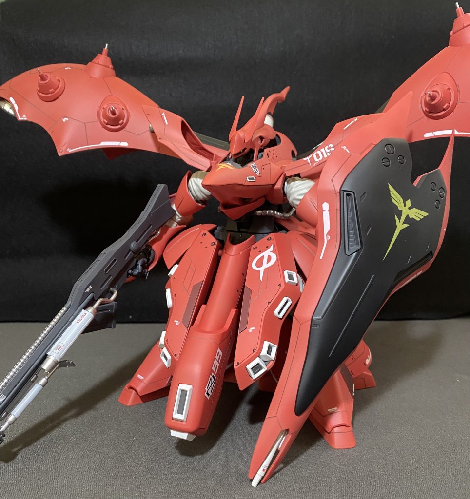 全体にスジボリを入れ、ボディ各所にプラ板で作成したパネルを貼ってアクセントをつけてみました。