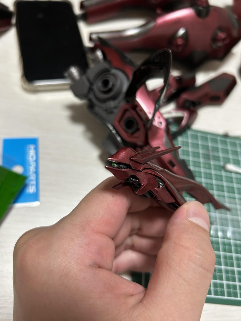 モノアイはハイキューパーツさんのメタルパーツに変更し、ラピーテープの上にレジンをつけて硬化させてます