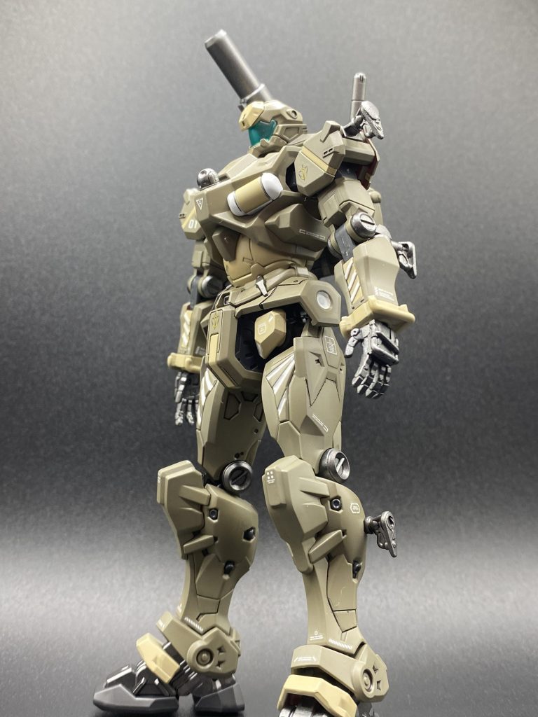 まずは本体のみ。ジークアクスキット特有の肩や脚の出っ張りに何か付けたいなぁというのもあり、追加武装を思い付きました。イメージ的には、ガンダムデュナメスの肩に狙撃銃をマウントしている状態ですね。そのため、今回の初めての試みは、スピンブレードで穴を開けてネオジム磁石を埋め込み、パテを盛って埋める。という作業に挑戦してみました。