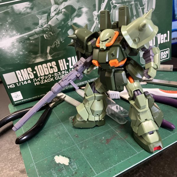 HGハイザックカスタムA.O.Z😉　軍警ザクに続いて連続ザク、俗に言う連ザクですね、多分、知らないですけど🥳ホビーハイザックは以前組みましたが、やはりこの藤岡建機デザインは良いですね🥴　通常より扁平で横長感が増してますが、どこかオシャレ🆒オーソドックス(？)に、一部メタリックマーカー、メタルパーツ、センサーにレジン、デカールマシマシで仕上げようかと、⚾️ド直球🔥火の玉ストレートですね🥰初手は7六歩並みに、メタリックマーカー一択☝️😏（2枚目）