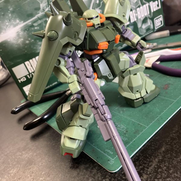 HGハイザックカスタムA.O.Z😉　軍警ザクに続いて連続ザク、俗に言う連ザクですね、多分、知らないですけど🥳ホビーハイザックは以前組みましたが、やはりこの藤岡建機デザインは良いですね🥴　通常より扁平で横長感が増してますが、どこかオシャレ🆒オーソドックス(？)に、一部メタリックマーカー、メタルパーツ、センサーにレジン、デカールマシマシで仕上げようかと、⚾️ド直球🔥火の玉ストレートですね🥰初手は7六歩並みに、メタリックマーカー一択☝️😏（3枚目）