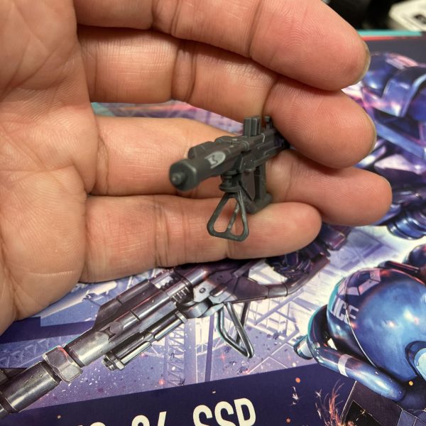 (zaku-kao2)軍警ザクですね、ザクマシンガンの前側、三角形の部分はデカール貼りかな？🥳とか考えてましたが、コレ、パッケージ見ると棒状の三角デザインが省略された結果の三角形ですね😑というわけで、ピンバイスやらダイヤヤスリで貫通させてみました😉しかしながら、真鍮線でここだけスクラッチの方が早くて簡単かもしれませんね😵‍💫　ちょっと白化してますし（ニッパーで強引に短縮しようとしたツケ😮‍💨）「普通」に戻す作業は完成後はあまり気付きませんが、本人だけはココ見てニヤニヤ出来るという🤤🤤で、どうやらリックドム(GQ)のジャイアントバズもこのタイプらしいのでおかわり確定😎（6枚目）