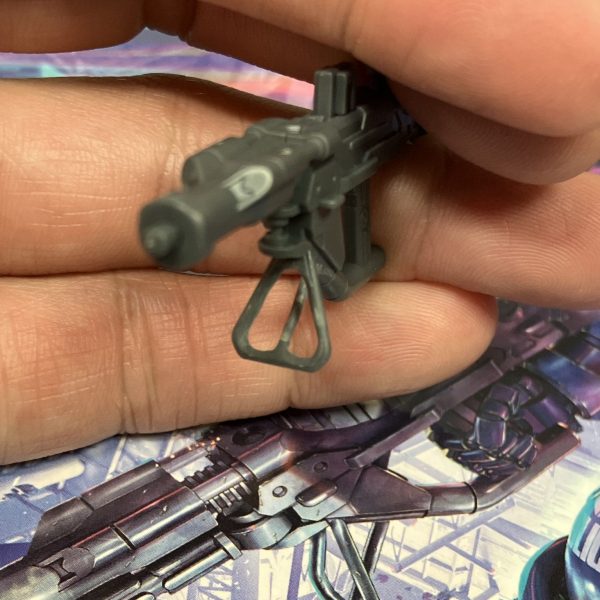 (zaku-kao2)軍警ザクですね、ザクマシンガンの前側、三角形の部分はデカール貼りかな？🥳とか考えてましたが、コレ、パッケージ見ると棒状の三角デザインが省略された結果の三角形ですね😑というわけで、ピンバイスやらダイヤヤスリで貫通させてみました😉しかしながら、真鍮線でここだけスクラッチの方が早くて簡単かもしれませんね😵‍💫　ちょっと白化してますし（ニッパーで強引に短縮しようとしたツケ😮‍💨）「普通」に戻す作業は完成後はあまり気付きませんが、本人だけはココ見てニヤニヤ出来るという🤤🤤で、どうやらリックドム(GQ)のジャイアントバズもこのタイプらしいのでおかわり確定😎（1枚目）