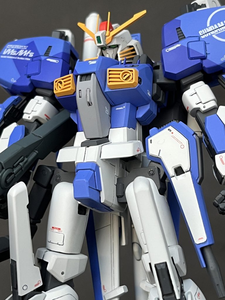 肩は前後と中央のブロックに三分割して、胴体との接続部など作り直しています。マスターグレードなどは肩のスライドが見せ場の一つかと思うのですがいじらずにおきました。後ろ側など実際にどこがどう動いているのかよくわかっていないためです。有名なオフィシャルイラストも実はスライドしてないし…と自分を納得させて。